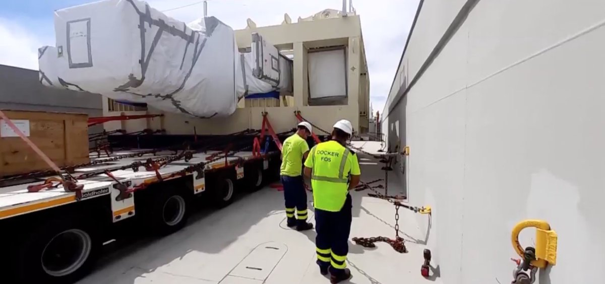 UMFMarseilleFos's tweet photo. [OPERATION ITER] 

Another one for ITER 💪

Unloading and roro loading the third toroidal field coil. 
TF13 with a total weigh of 415Ts, was manufactured in Japan and arrived in France last weekend. 

#umf #gpmm #heavylift #breakbulk #portterminal #thlg #Iterproject #projectcargo https://t.co/btKrgi5QIr