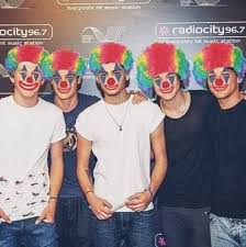 Directionertil8's tweet photo. I'm Clowning again, i'm clowning again, i'm Clowning. #OneDirection #OneDirection2020 #OneDirectionReunion #ONEDIRECTIONSAVE2020 #onedirectioniscoming #harrystyleslovedparty #harrystyles #harry #NiallHoran #niall #NiallHoranIsLovedParty #nialler #liampayneislovedparty #liampayne https://t.co/9S2m11NcyI