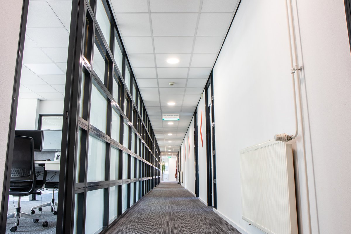 Ons kantoor in #Amersfoort is voorzien van Duurzame LED verlichting 💡🌍. Op jaarbasis ⬇️68.333 kWh energieverbruik ⬇️ 7773 CO2-uitstoot ⬇️5837 gram zwaveluitstoot. Daarnaast zorgt het voor een betere werkplek. Meer info: lnkd.in/gXpsSrN #MVO