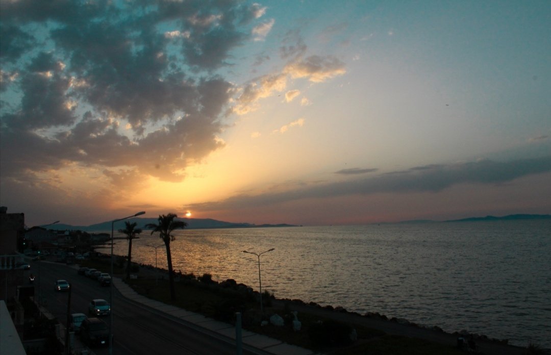 Doğruları delip geçen bir gerçeklik var ortada. 
Senle her birleştiğinde suları gökyüzüne boyayan ve sıcağı avuçlayan gözlerinde.