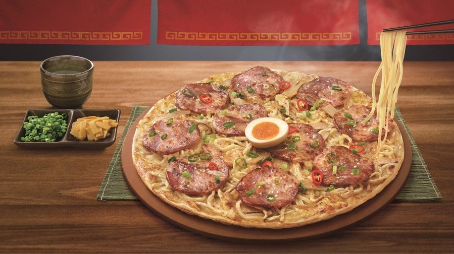 本日台湾ピザハットの新商品。
「ラーメンピザ」
台湾ネット上の反応は「同時に日本人とイタリア人に怒らせた奇跡的な料理」。

...ちょい試したい（）