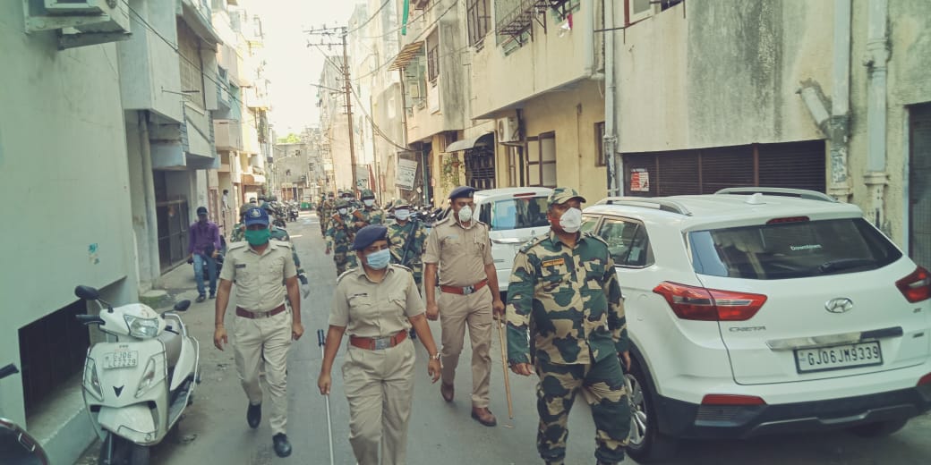 BSF_Gujarat's tweet photo. Border Security Force stands firm with the Nation,
Serving on the front line against Covid-19.
Troops of @BSF_Gujarat performing the duties to control the spread of Covid-19 in Gujarat.
#covidwarriors 
#BSFIndiasFirstLineofDefence https://t.co/HRDLJLKQdP