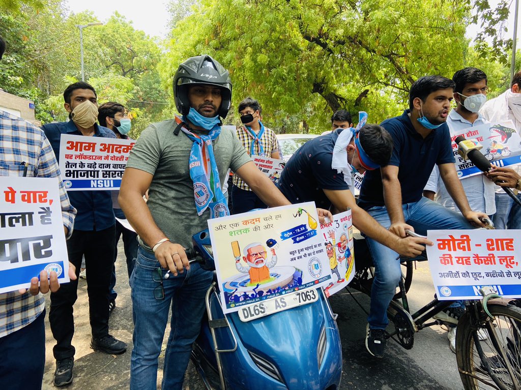 AvinashYadav___'s tweet photo. आज राष्ट्रीय अध्यक्ष @Neerajkundan जी के नेतृत्व में @nsui ने 16 दिन से पेट्रोल एवं डीजल के मूल्यों में बेतहाशा वृद्धि के खिलाफ विरोध प्रदर्शन किया गया
पेट्रोल,डीजल के दाम को इस दौर में बढ़ाना सिर्फ और सिर्फ ���ूजीपतियों को खुश करने जैसा है @DeependerSHooda @guptar @devendrayadvinc https://t.co/7HNBvQpudl