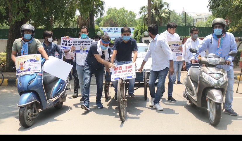 AvinashYadav___'s tweet photo. आज राष्ट्रीय अध्यक्ष @Neerajkundan जी के नेतृत्व में @nsui ने 16 दिन से पेट्रोल एवं डीजल के मूल्यों में बेतहाशा वृद्धि के खिलाफ विरोध प्रदर्शन किया गया
पेट्रोल,डीजल के दाम को इस दौर में बढ़ाना सिर्फ और सिर्फ ���ूजीपतियों को खुश करने जैसा है @DeependerSHooda @guptar @devendrayadvinc https://t.co/7HNBvQpudl