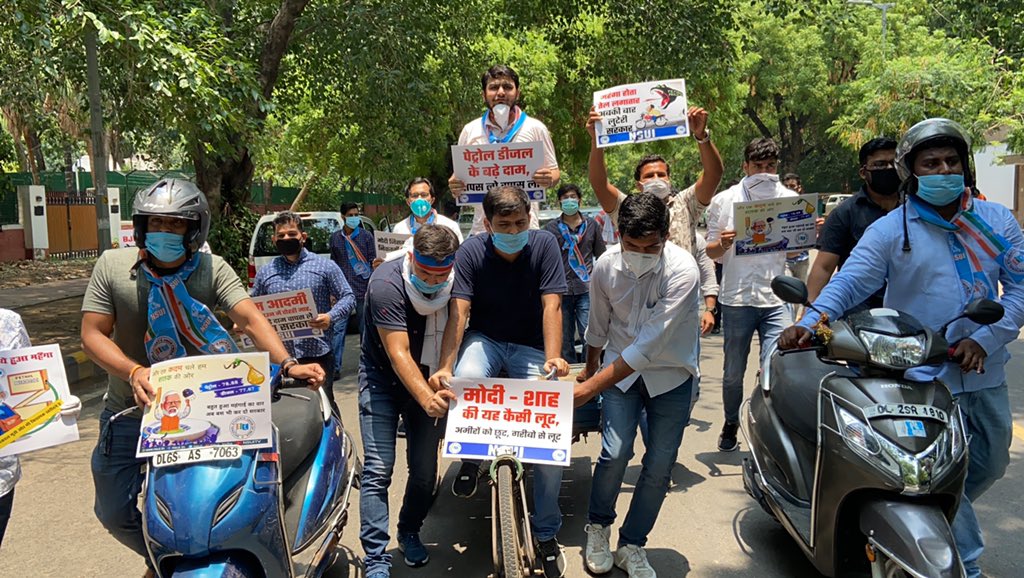 AvinashYadav___'s tweet photo. आज राष्ट्रीय अध्यक्ष @Neerajkundan जी के नेतृत्व में @nsui ने 16 दिन से पेट्रोल एवं डीजल के मूल्यों में बेतहाशा वृद्धि के खिलाफ विरोध प्रदर्शन किया गया
पेट्रोल,डीजल के दाम को इस दौर में बढ़ाना सिर्फ और सिर्फ ���ूजीपतियों को खुश करने जैसा है @DeependerSHooda @guptar @devendrayadvinc https://t.co/7HNBvQpudl
