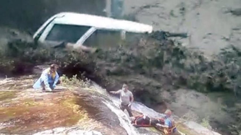 TvAydos's tweet photo. Bursa'da sel felaketi: 5 kişi hayatını kaybetti

Dudaklı köyünde sel sularına kapılan 5 kişinin, arama kurtarma çalışmaları sonucu cansız bedenlerine ulaşıldı.

Haberin devamı: https://t.co/d2gsyEgyOp https://t.co/lzeOq3RbCT