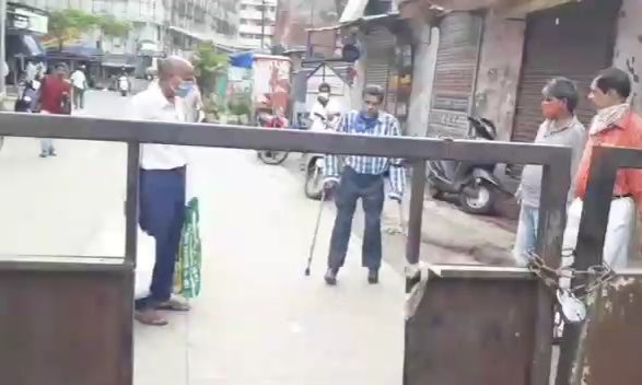 HasanSMulani's tweet photo. @TMCaTweetAway installed an unwanted Barricade at Rashid Compound entry road at Kausa from last 10 days. These barricades create problem for people &amp; increase risk of spreading #Covid19 as people touch and go.
@ThaneCityPolice 
@Info_Thane1 
@nareshmhaske https://t.co/2XsfRpXsLF