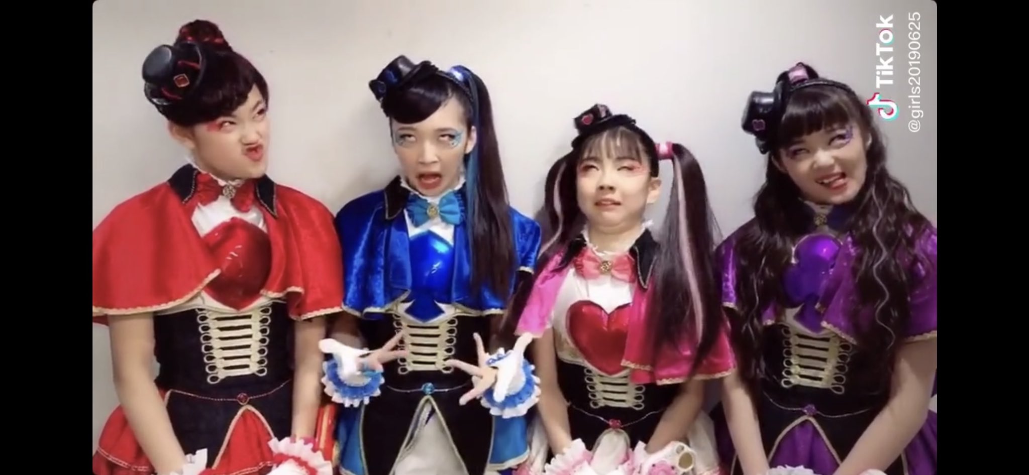 ファントミラージュ直筆サインポスター 石井蘭 山口綺羅 菱田未渚美　Girls2 菱田未渚美・山口綺羅・原田都愛・石井蘭がイケナイヤーになっ