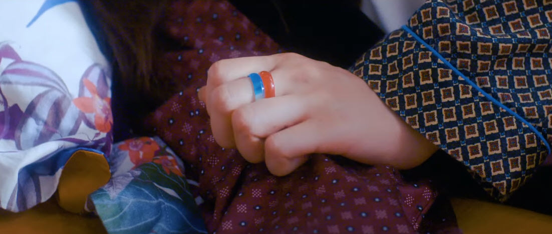 nongyounomma's tweet photo. เพิ่งสังเกตแหวนน้องยอนในเอ็มวี different 🧡💙 https://t.co/LoPVZYM8bC