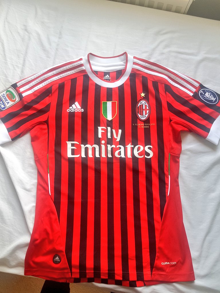 Day 83:AC Milan home, 2011/12.Back at it with one of my favourite shirts of all time. Absolutely nothing bad I can say about it. 10/10. @homeshirts1  @TheKitmanUK  @ShirtsIsolation