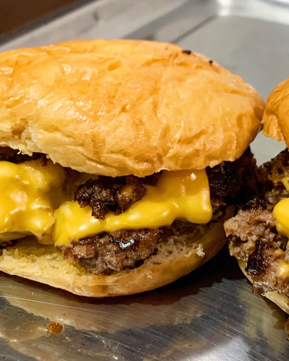 smashandbite's tweet image. Happy Monday from #TheBasic 😎 #SmashAndBite #SmashBeforeYouBite #SmashAndBiteBurgers #burger #foodporn #food #foodgasm #burgerporn
