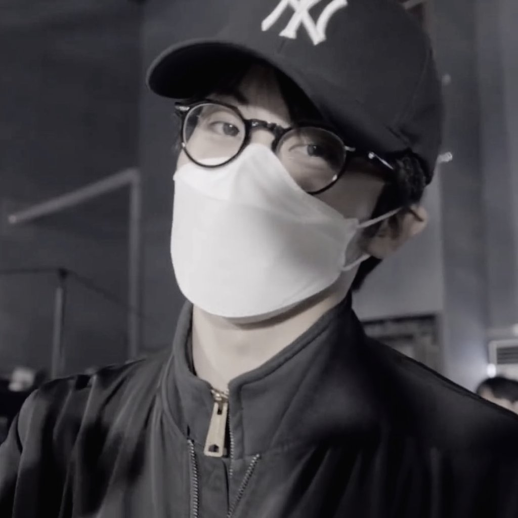𝓛╺ minhyung​  ᛌs 、⛹🏿‍♂️⚫  )​  𓈒

       🚴🏿‍♂️ ♯. 𝖕or𝖕iang  ( พอเพียง  )​  𓈒  ˙
       𓈒  แลกฟอล  ⑊  ตามทัก  ‧  🏊🏿‍♂️  ˙
                                              ยพท . ลฟตท
