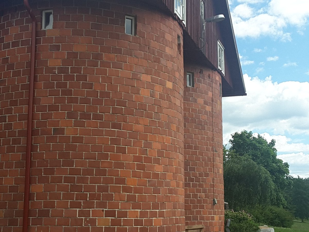 Kyllä punatiilisiilo on tyylikäs.Taideteos se on verrattuna peltisiiloon..