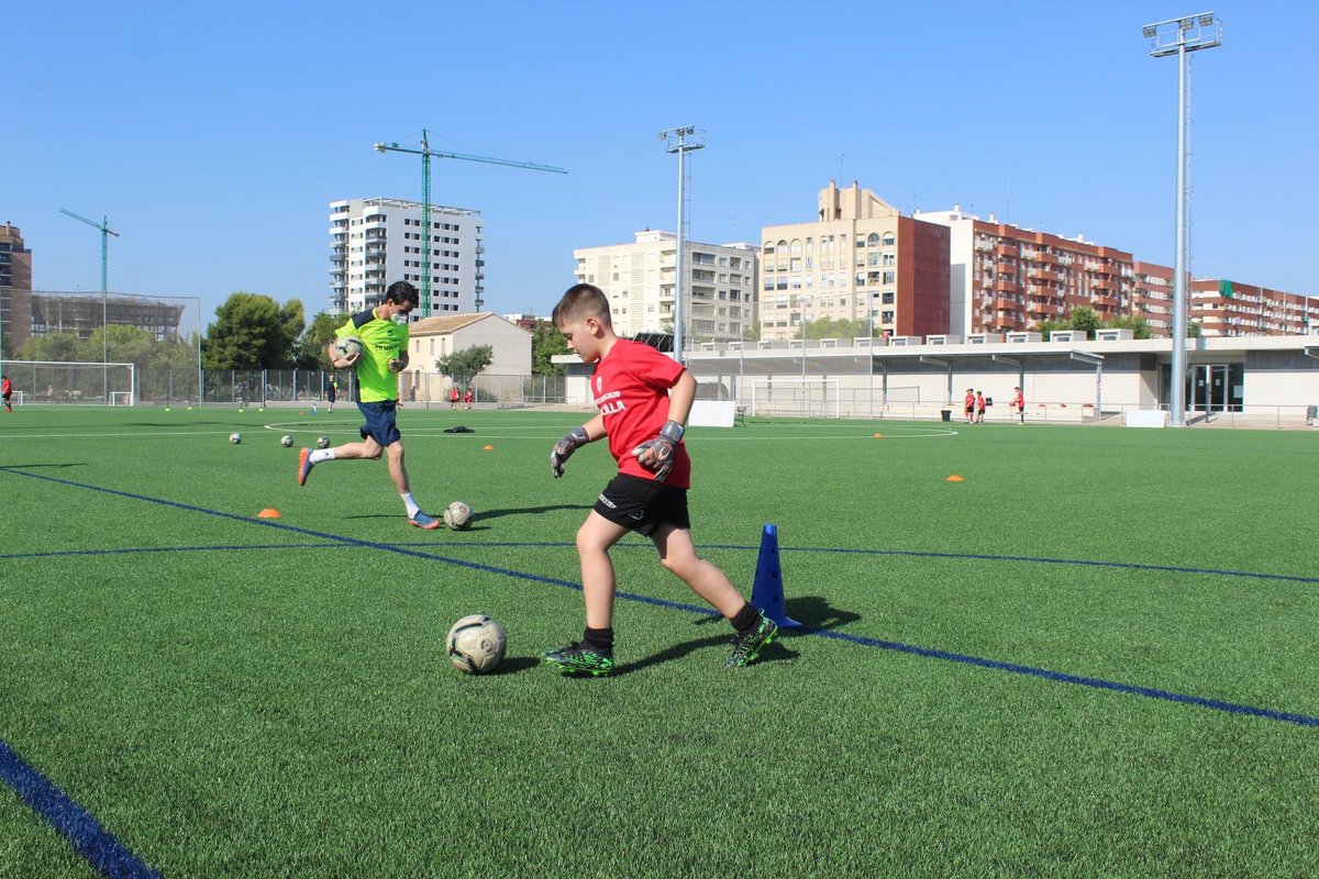 cdmalilla1969's tweet photo. ☀️⚽️ #Volvemos a pisar el césped, a disfrutar del balón junto a grandes amigos en el #CampusDeVerano del #CDMalilla!

#MásQueUnSentimiento ♥️💚 https://t.co/VqQdpWqITJ