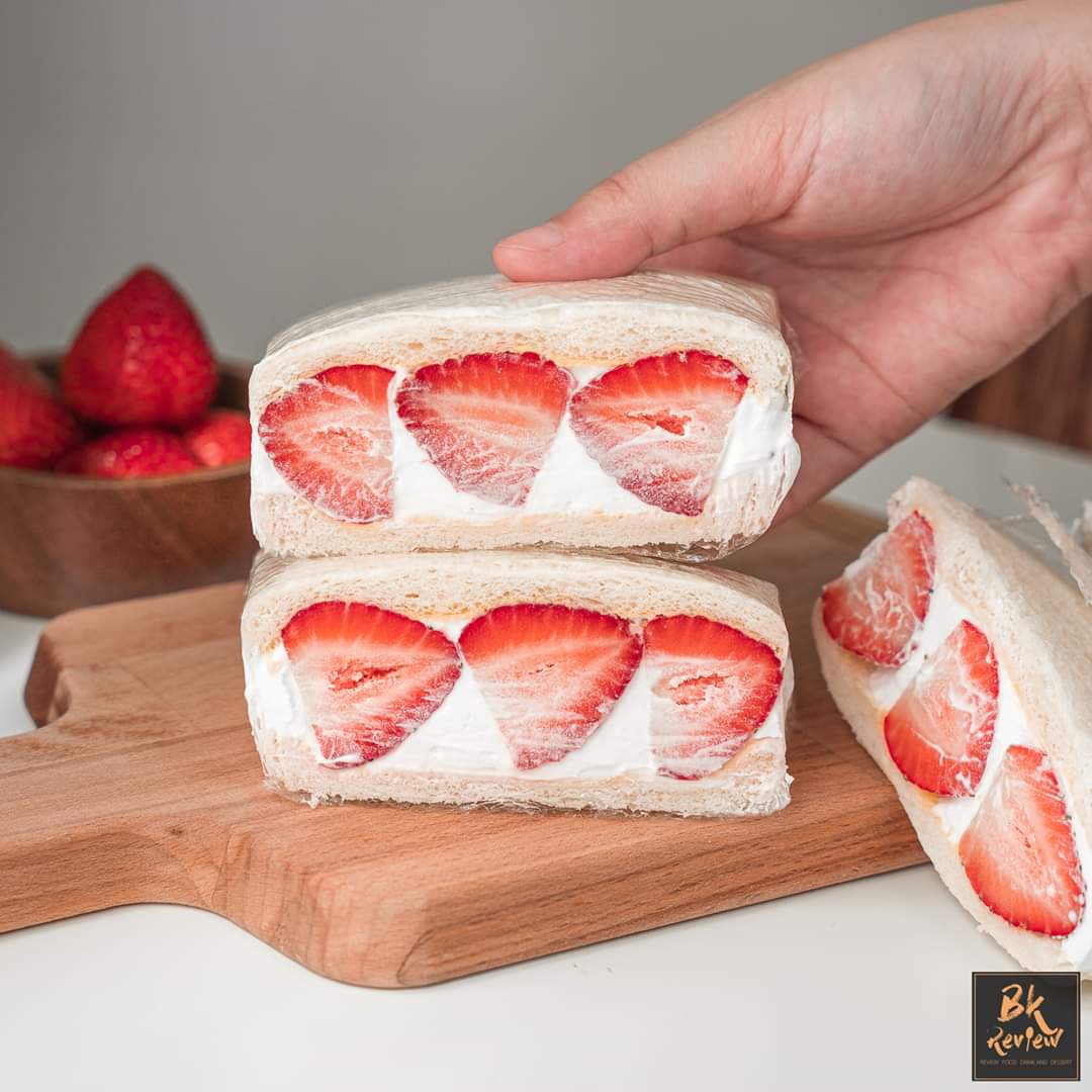 BKreviewth's tweet photo. 🍓🍓#แจกสูตร #แซนวิชสตรอเบอรรี่ครีมสด สไตล์ญี่ปุ่น🇯🇵 เมนูเจ้าหญิงแห่งวงการแซนวิช ครีมนุ่มหวานกินกับผลไม้สดคือฟินเหมือนอยู่คาเฟ่ญี่ปุ่นเลยจ้า

@kinjubkinjib @aroii https://t.co/q0ZJ7a7i58