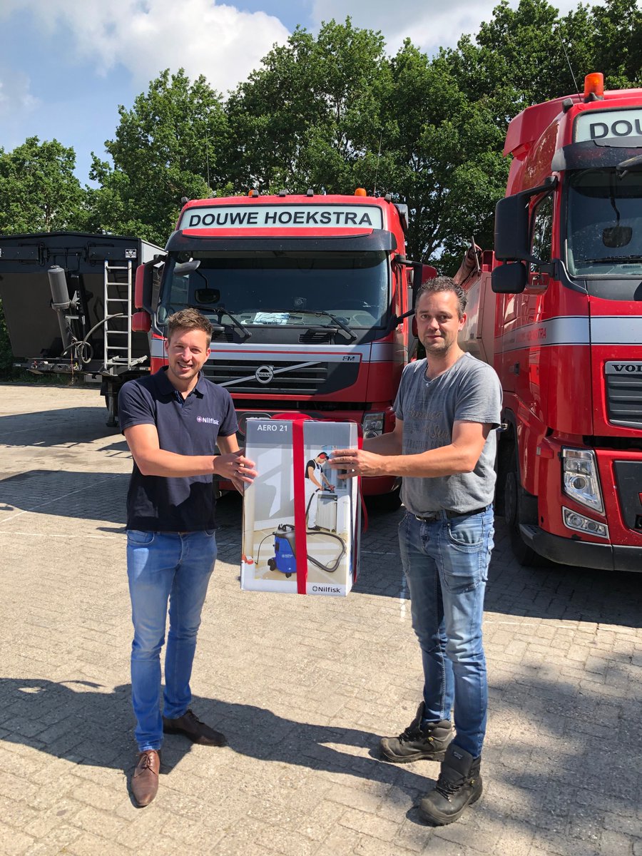 Kraanbedrijf en Transportbedrijf Douwe Hoekstra wint de Nilfisk zuiger die <a href="/AES_tg/">AES Technische Groothandel</a> ES in de maand mei weg mocht geven. Gefeliciteerd!

Tim Stoter van Nilfisk bracht de prijs persoonlijk langs. Niels Hylkema heeft de stofzuiger in ontvangst genomen.