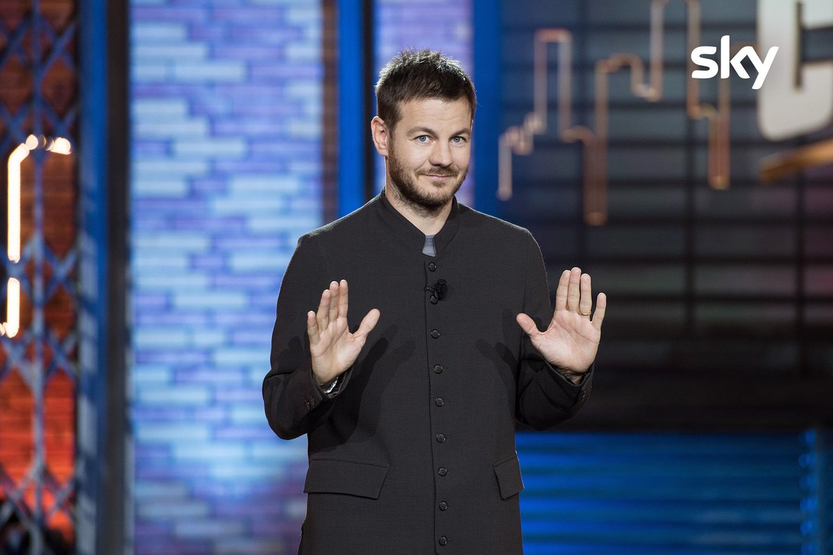 MusicTvOfficial's tweet photo. Due grandi ospiti per il gran finale di #EPCCLIVE, martedì 23 alle 21.15 su @SkyUno e @NOWTV_It: per l’ultimo appuntamento stagionale, in studio da @alecattelan, sono attesi @CremoniniCesare e @lucianinalitti
📸 J. Hering via Ufficio Stampa Sky https://t.co/fr50PRSJWg