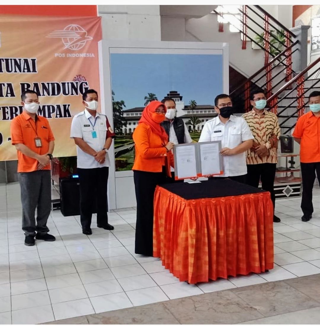 RusdiantonoTono's tweet photo. Penandatanganan Perjanjian kerjasama antara Dinsosnangkis dengan PT Pos Indonesia terkait distribusi bansos untuk 63.256 KK dalam rangka covid 19 di kota Bandung. https://t.co/TJx5eS888R