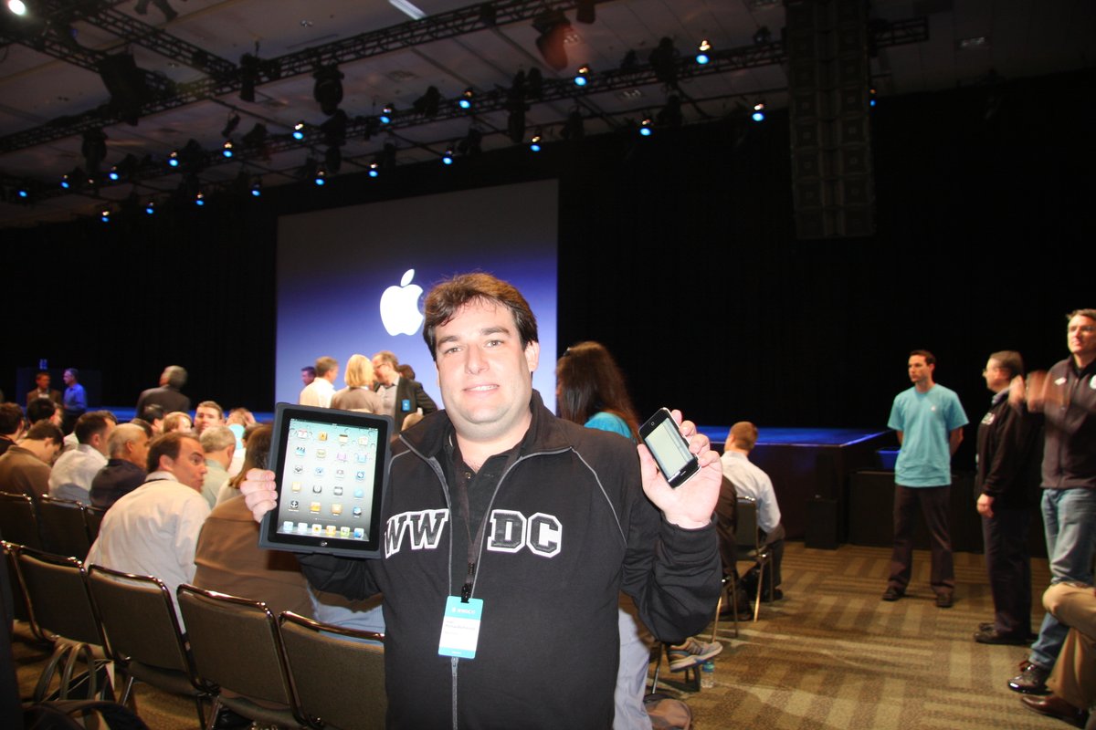 develapps's tweet image. Hace 10 años acudimos a nuestra primera WWDC presencial, conociendo a Steve jobs en persona. Posteriormente @rbarbera nos representó en WWDC14, bromeando con Craigh Federigui. Hoy la primera y más grande WWDC será retransmitida en abierto. Fotografías para el recuerdo...