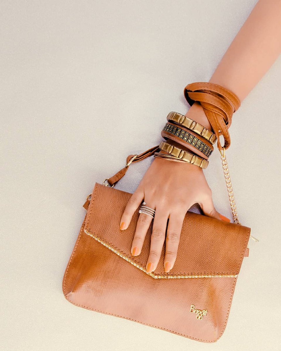 ninalekhi's tweet photo. Move-easy, neutral colour clutch for ladies featuring detachable strap to glam up your look. Shop this dual carry now. #metalliccollection #clutch #sling #fashiontips https://t.co/AF3SRLouCo