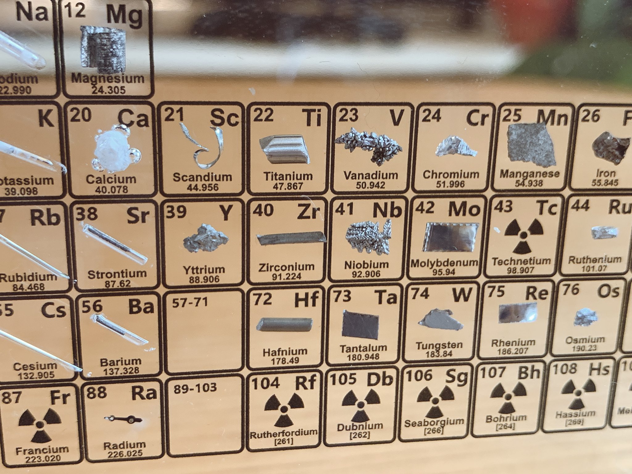 タンサンあさと 注文していたheritageの実物元素周期表が届いた 118の元素のうち 85の実際のサンプルが収録されている ヤバい放射線物質以外は大体入ってる 放射線物質のラジウムは昔の時計の針を使用しているみたい いろんな元素を所有しているという