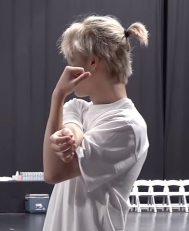 soft_li22's tweet photo. Он такой милый с этим хвостиком 😏
#BTSARMY #BTS #JIMIN https://t.co/ySCZcJoYO2