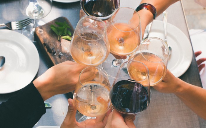 Queremos que esta recién estrenada estación veraniega disfrutéis del vino. Aquí tenéis un artículo con unos consejos para hacerlo ¡Salud! vinetur.com/2019081950765/… #restaurantesmadrid #madridfoodguide #madridfoodies