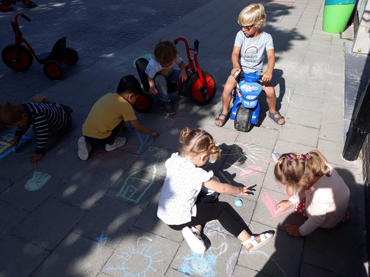 Tekenen met krijt 🌞👩‍🎨 #Trapleerke