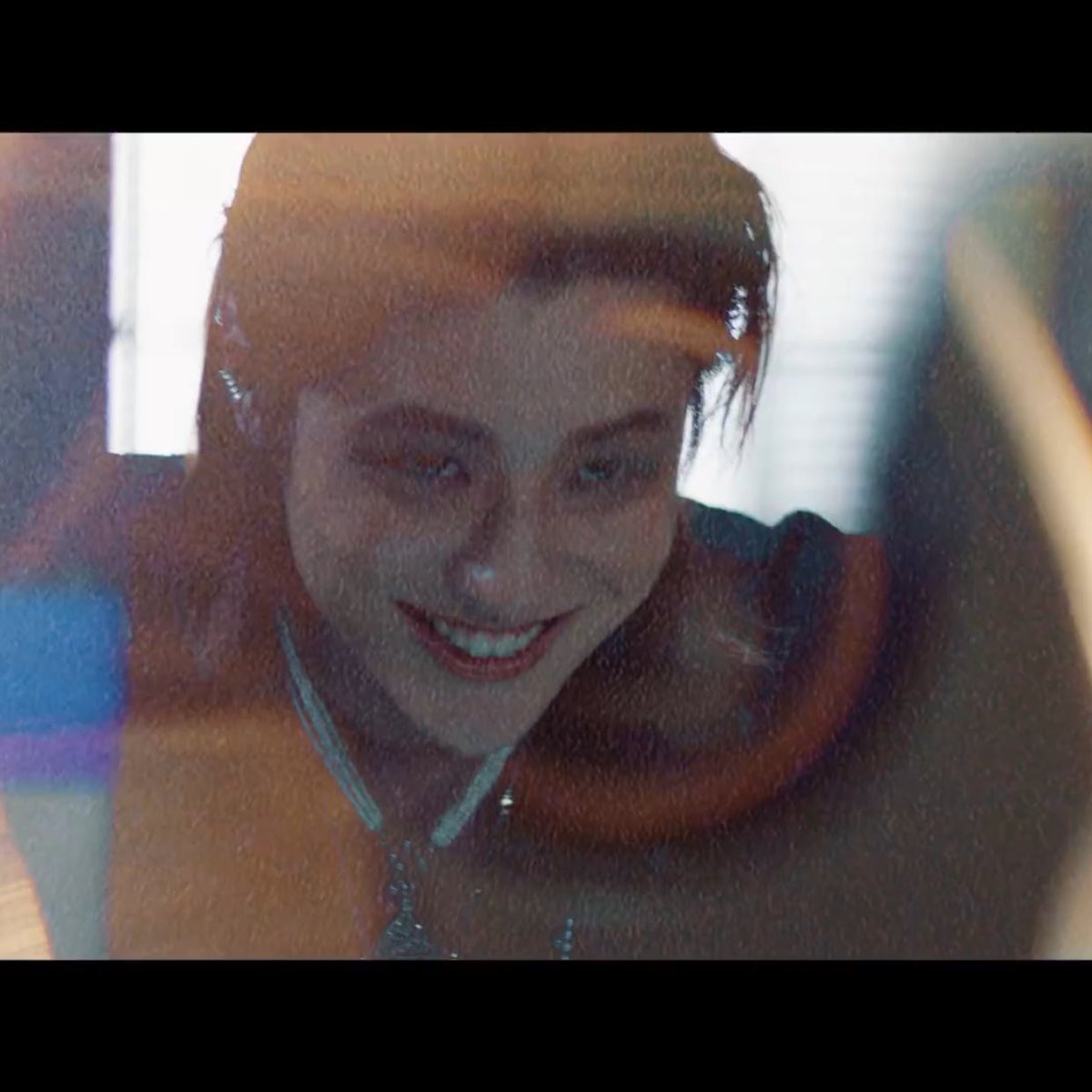 เหมือนเขาอยากสื่อเลยว่าตัวเขามันก็มีหลายด้านหลายมุม อยากดูเอ็มวีเต็มๆแล้วอ่ะแค่นี้คือมีเรื่องให้คิดแล้ว กี๊ดดดดเตื่นเต้น เหนือสิ่งอื่นใดเขาหล่อมาก เต่งชุดไหล ลุคไหน ยิ้มแบบไหนคือหล่อหมดเลย คนเรามันจะเกิดมาดูดีขนาดนี้ได้ไงกันวะ โลกแม่ง ทำถูกละ #WOODZ_TEASER_파랗게 #WOODZ