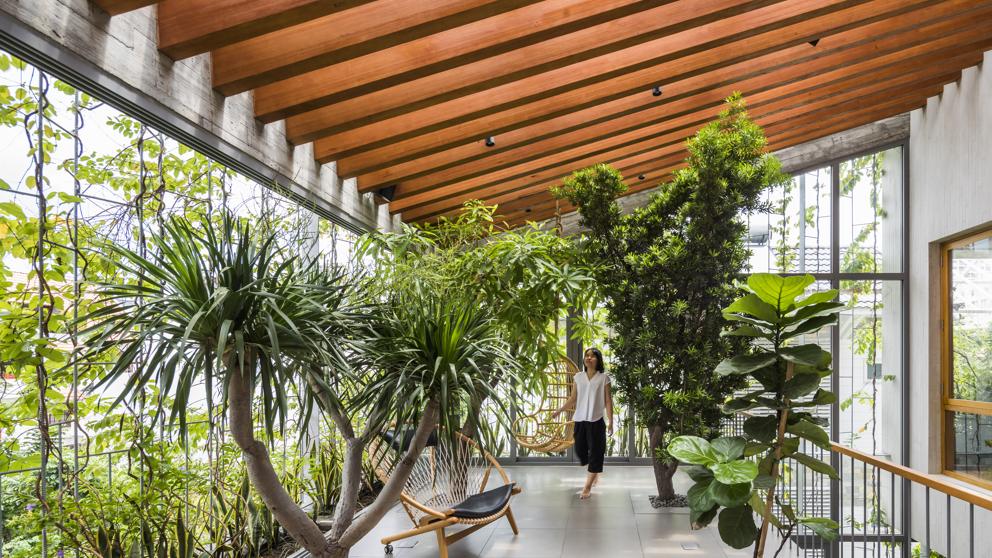 arquitect_viva's tweet photo. Vo Trong Nghia, el arquitecto vietnamita que lleva el bosque al interior de las casas.
El estudio VTN experimenta con la luz, el aire y el agua para crear arquitectura verde para el siglo XXI
https://t.co/ooAd4NAJOI https://t.co/paKMEthXI1