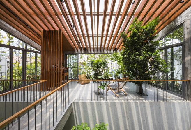 arquitect_viva's tweet photo. Vo Trong Nghia, el arquitecto vietnamita que lleva el bosque al interior de las casas.
El estudio VTN experimenta con la luz, el aire y el agua para crear arquitectura verde para el siglo XXI
https://t.co/ooAd4NAJOI https://t.co/paKMEthXI1