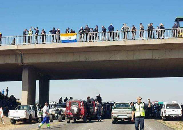 Qhawe_L's tweet photo. Your owners blocked roads to protest against fake white genocide  &amp; law enforcement was only there to observe &amp; ensure safety for the owners..yet you are here praising abuse of power used on an industry ran by your own that has always been there to cater for your poor environment https://t.co/KiF63Mjzvt