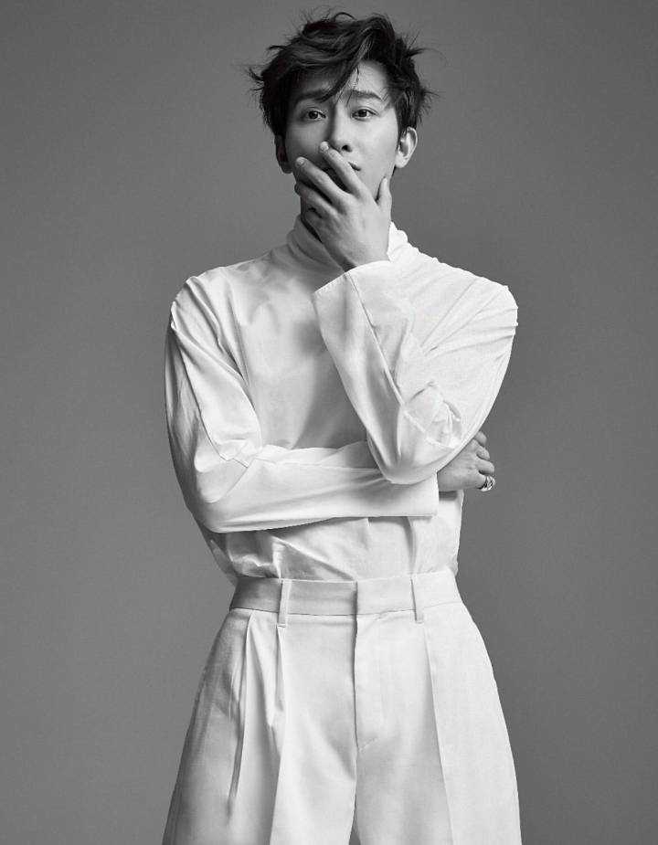 domYESUNG's tweet photo. I'll never shut up about how underrated Zhou Mi is. He's not just a versatile singer and talented dancer. He writes, produces and composes beautiful songs, too. 

HE DESERVES MORE. 

 #ZHOUMI #조미 @zhoumi_419 #려욱 #StarryNight @SJofficial https://t.co/3cUbT2xsJN