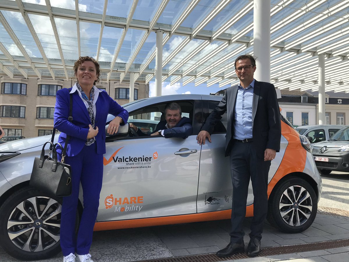 BartSomers's tweet photo. In 15 Zuid-Oost-Vlaamse gemeenten zijn vanaf vandaag elektrische deelwagens ter beschikking. Dit zorgt voor minder auto’s, minder files, minder CO2-uitstoot en betere luchtkwaliteit. De gemeenten geven zelf het goede voorbeeld door ze in te zetten als dienstwagens. @LydiaPeeters https://t.co/hucAELsZ2Y