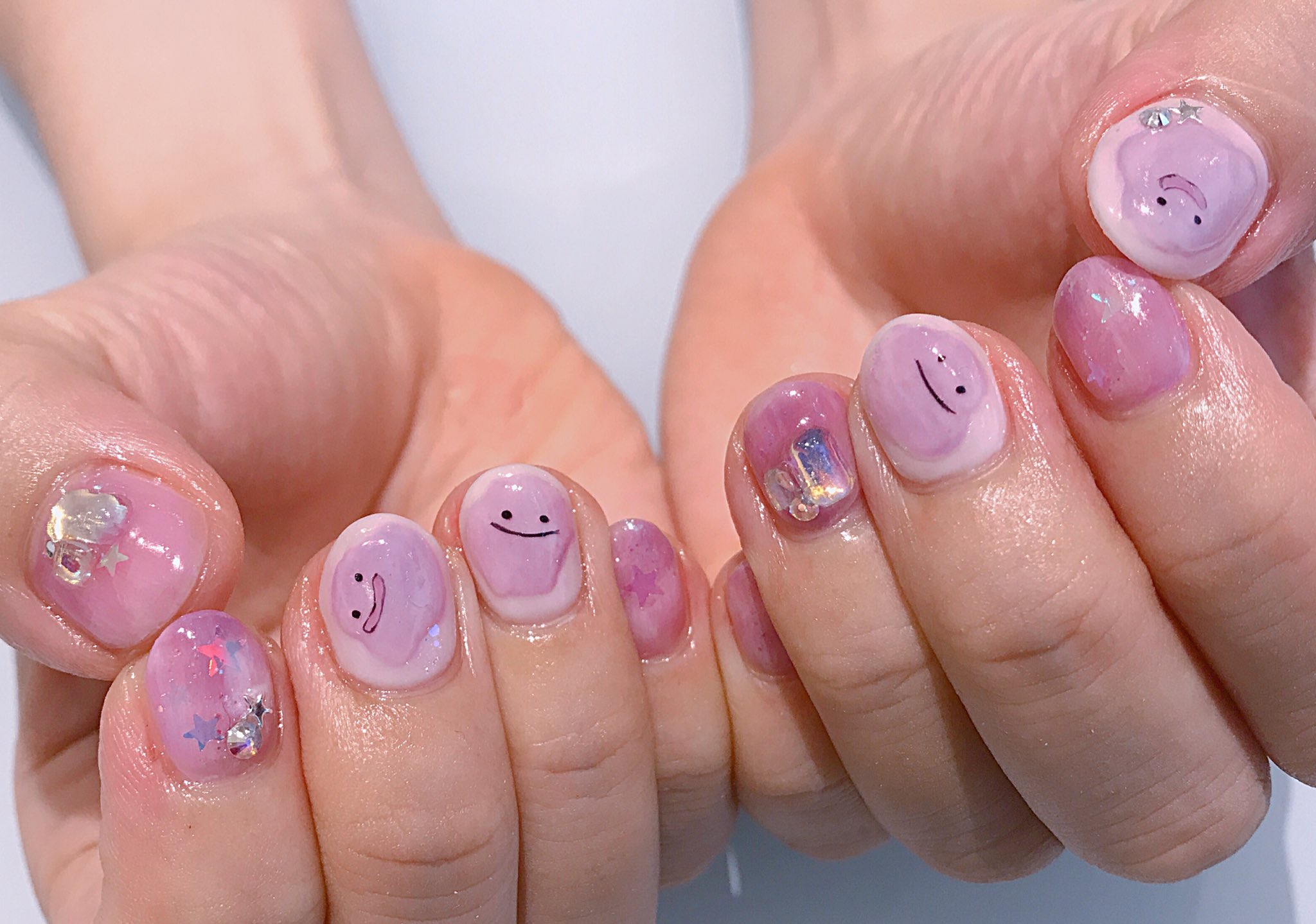 Twitter 上的 Nail106g メタモンネイル 持ち込みデザインを少しアレンジしました ぷくっとしていてかわいい 親指と薬指にのせたオーロラストーンは新しく入荷したものです Pokemon ポケモンネイル メタモン メタモンネイル T Co Myryr6ef6d