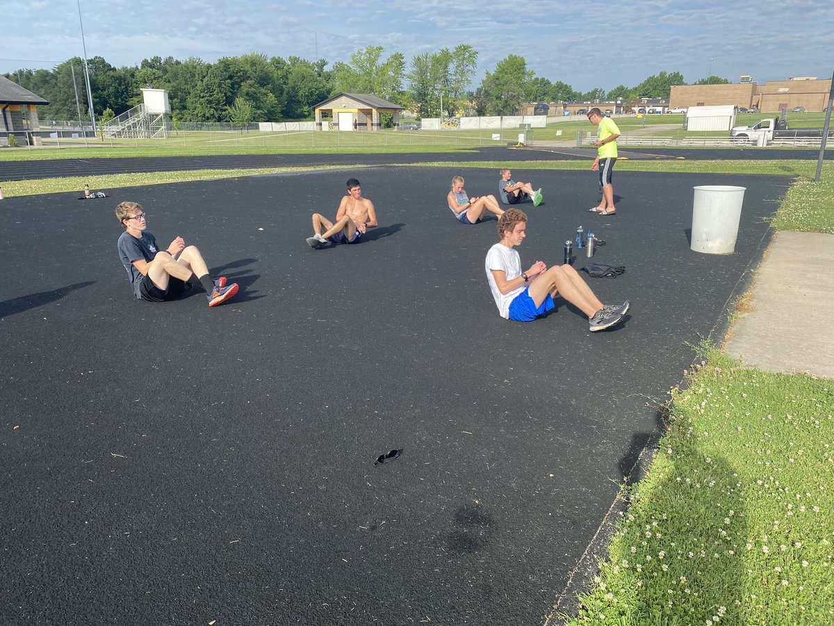 Building a positive team culture is the foundation of what makes a team successful.  Cheers!  #fultonhornetsxc  <a href="/CoachHutchXC/">Doug Hutcherson</a> <a href="/FPSActivities/">Fulton Activities</a>