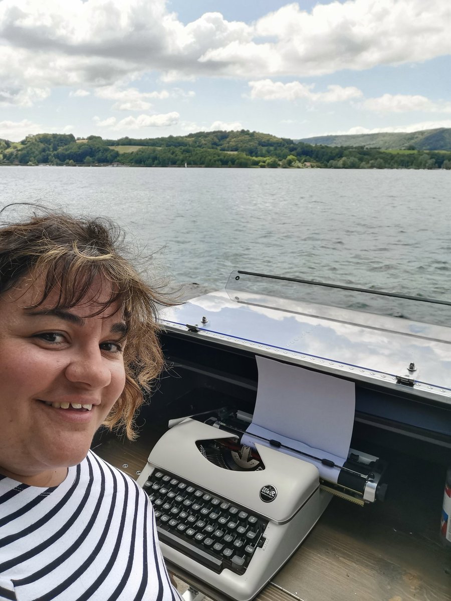 Orana_L's tweet photo. Allez, je me lance sur le #fabularium ! @helenemichel3 @Grenoble_EM #outdooroffice #lacdepaladru #homesweethome #staycation #lettreouverte https://t.co/tZsMkWN0vR
