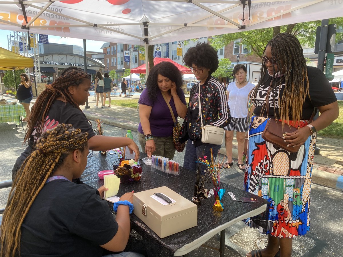 This past Saturday, Tuaniya from <a href="/ECA_Rams/">Emmanuel Christian</a> was selling her home-made lip gloss at a Young Entrepreneur Market at <a href="/NUFarmersMarket/">North Union</a> at <a href="/CrockerPark/">Crocker Park</a>! #NEOeship #studententrepreneurs