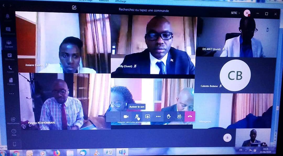 #Burundi
Le Président du Comité Directeur du <a href="/FSU_Burundi/">Fonds de Service Universel du Burundi</a>, l'Ambassadeur <a href="/willynyamitwe/">Amb. Willy Nyamitwe</a>, dirrige une réunion de travail par Vidéo-Conférence.
L’ordre du jour concerne l’Analyse du Plan d’Action annuel de 2020-2021 et le Plan prévisionnel de passation des marchés du même exercice.