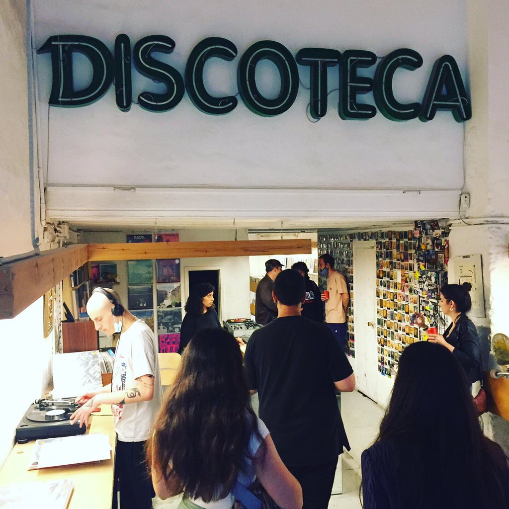 Sala d’Art Jove (@saladartjove) on Twitter photo Divendres passat presentavem el projecte de Joana Capella “Epic Fail: cantar de gesta” a la botiga <a href="/discosparadiso/">Discos Paradiso</a>.
Epic Fail és una coproducció de <a href="/LaPaneraLleida/">Centre d'Art la Panera</a> i <a href="/saladartjove/">Sala d’Art Jove</a>, desenvolupat en el marc de la conv. ART JOVE i tutoritzat per <a href="/nyapster/">P . M . F</a> i amb el disseny d’Eme Rock Divendres passat presentavem el projecte de Joana Capella “Epic Fail: cantar de gesta” a la botiga <a href="/discosparadiso/">Discos Paradiso</a>.
Epic Fail és una coproducció de <a href="/LaPaneraLleida/">Centre d'Art la Panera</a> i <a href="/saladartjove/">Sala d’Art Jove</a>, desenvolupat en el marc de la conv. ART JOVE i tutoritzat per <a href="/nyapster/">P . M . F</a> i amb el disseny d’Eme Rock