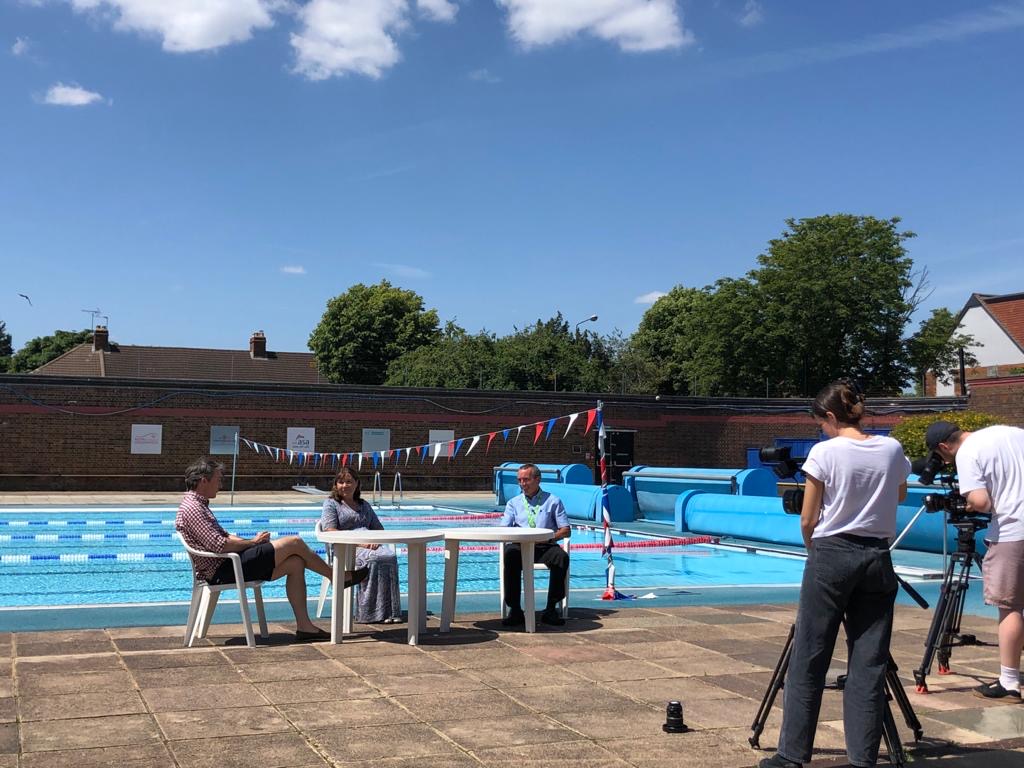 Swim England chief executive @JMNSwimmer and <a href="/Better_UK/">Better</a>’s Mark Sesnan have been interviewed by <a href="/BBCTheOneShow/">BBC The One Show</a>’s Joe Crawley at <a href="/charltonlido/">Charltonlido</a> about the reopening of pools. 

We’ll let you know when it will be on #TheOneShow. Read the guidance here 👉 bit.ly/ReturningToThe…