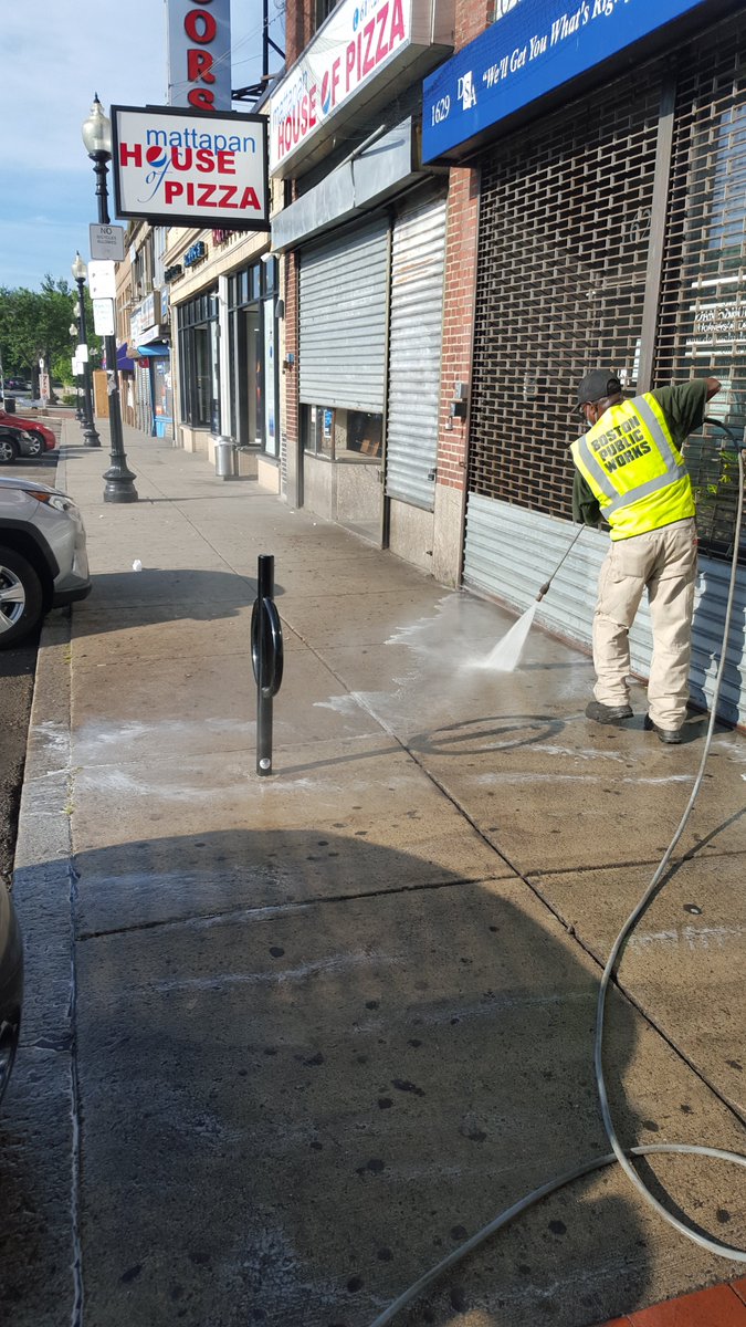 ONSHaitians's tweet photo. Wow, @BostonPWD! I can probably see my reflection on those red bricks 😬🚿 thank you to ALL our Public Works colleagues for the love you give #Mattapan Square! 🧹
#LookToBoston #Boston https://t.co/0gWuECLaG4