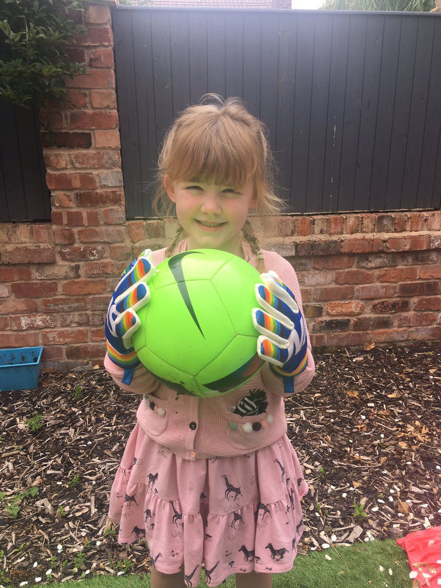 Sofia is made up with her first set of goalie gloves from @Victorygloves ! Thanks so much they’re amazing! 🌈