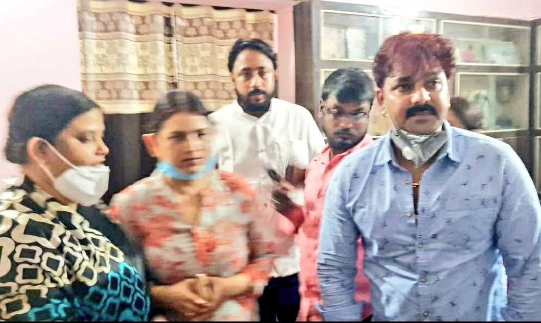 manish_singhIND's tweet photo. आज बिहार के लाल स्व: सुशांत सिंह राजपूत के घर पहुँच उनके परिवारजनों से मिलकर यह आश्वस्त किया कि CBI जाँच की माँग तक हम युवाओं का संघर्ष लगातार जारी रहेगा, साथ में भोजपुरी हीरो पवन सिंह जी,भाजपा प्रदेश संयोजक वरुण सिंह जी। #justiceforsushantsinghrajpoot 
@rsprasad @AmitShah https://t.co/wtmm62VoBx