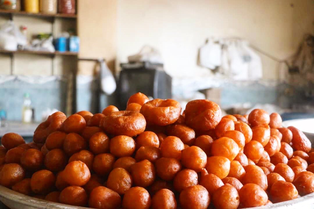 SeeMyRaqqa's tweet photo. Starting our week the right way! ❤️Awameh or Middle dumplings! They have different names, but in Syria are called #Awameh or #Luquom! ❤️
This picture was taken in a sweet shop in #Raqqa, #Syria earlier this year📸Osama Abo Odai, 2020 https://t.co/lIaeJhEe0k