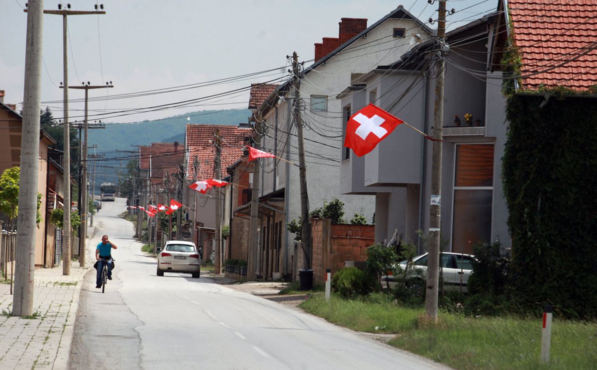 Au Kosovo aussi, tout le monde attend ce match impatiemment. Des drapeaux suisses fleurissent un peu partout aux 4 coins du pays. Dans le village de Xherdan Shaqiri des drapeaux suisses sont également accrochés.