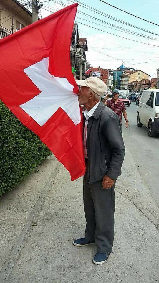 Au Kosovo aussi, tout le monde attend ce match impatiemment. Des drapeaux suisses fleurissent un peu partout aux 4 coins du pays. Dans le village de Xherdan Shaqiri des drapeaux suisses sont également accrochés.