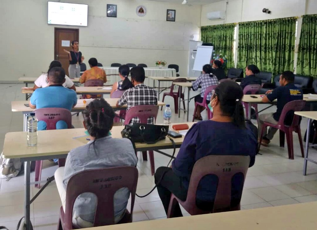 isabelnpereira's tweet photo. This is PFA (Psychological First Aid) team from Maluk Timor giving some PFA Training and doing a radio interview.
#maluktimor #psycholigicalfirstaid #Training #COVID19 https://t.co/ynY3mQptR2