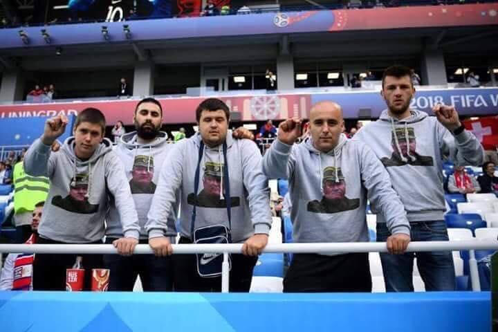 Les supporters serbes manifesteront ouvertement leur hostilité aux joueurs albanais à chaque touche de balle. Ils siffleront l'hymne suisse. Des supporters porteront même des pulls à l'effigie du criminel de guerre serbe Ratko Mladic condamné pour génocide sur les bosniaques.