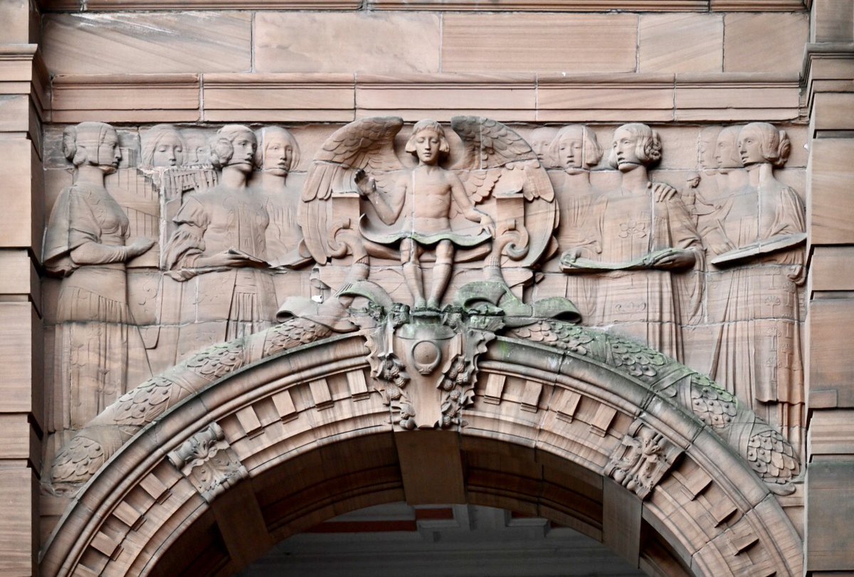 Yet more women on buildings! We may only have statues to 4 named women in Glasgow, but there are a lot of unnamed (usually idealised and stylised) female figures about. This current crop of muses are  @KelvingroveArt  #WomenMakeHistory  @womenslibrary